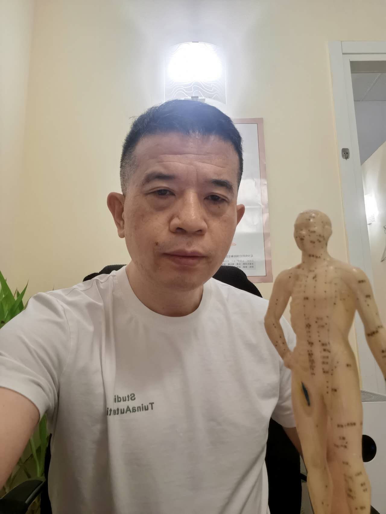 Dott. Lorenzo Wang con modello dei meridiani