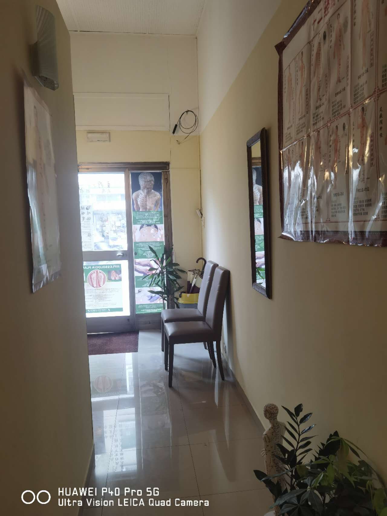 Corridoio interno dello studio con area attesa